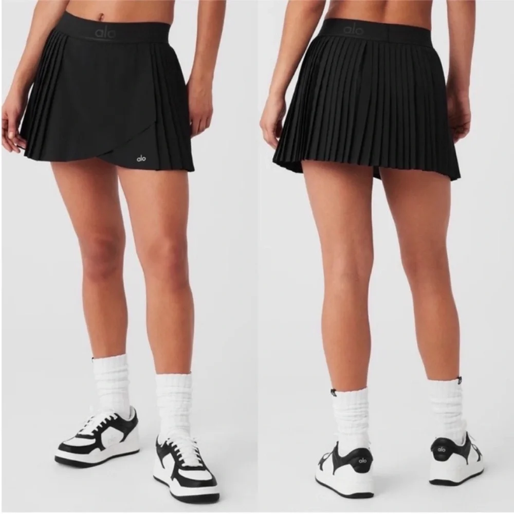 Alo Yoga Skirt Acess Tennis Pleated Skirt with inner Short in Black, Size XXS